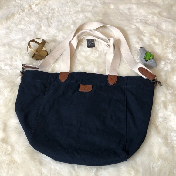 Abercrombie & Fitch - Picture 4 of 4